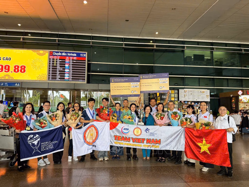 Đội tuyển Việt Nam đoạt cúp vô địch toàn đoàn Cuộc thi Bánh ngọt và Bánh mì quốc tế 2025 Lễ đón đoàn đầu bếp Việt Nam chiến thắng trở về từ Cuộc thi Bánh ngọt và Bánh mì quốc tế 2025.