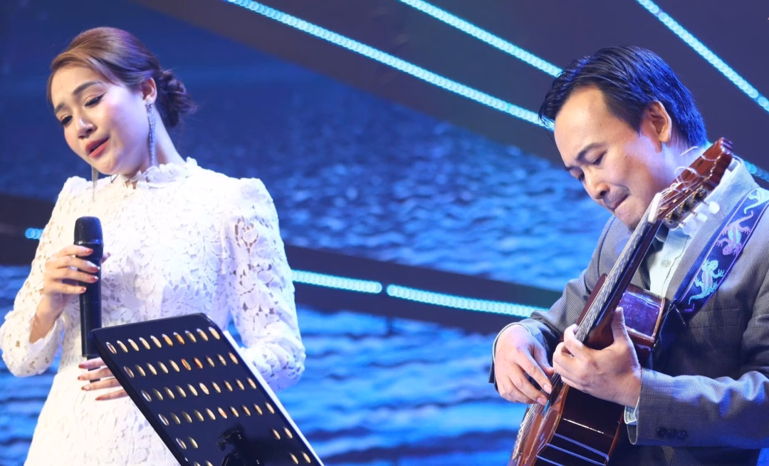 Tiết mục ''Quê hương tuổi thơ tôi'' với phần trình bày của Thu Thuỷ và guitar Xuân Thịnh.