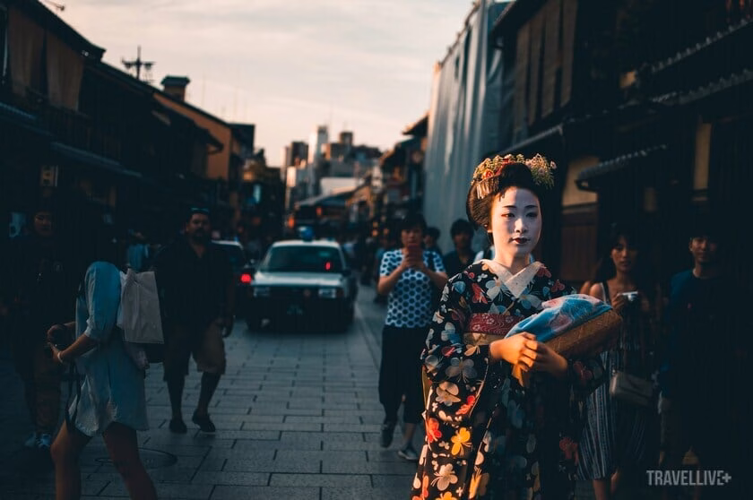 Những nàng Geisha và một Nhật Bản sáng bừng lên đầy màu sắc bởi những chiếc kimono và trâm cài trang nhã