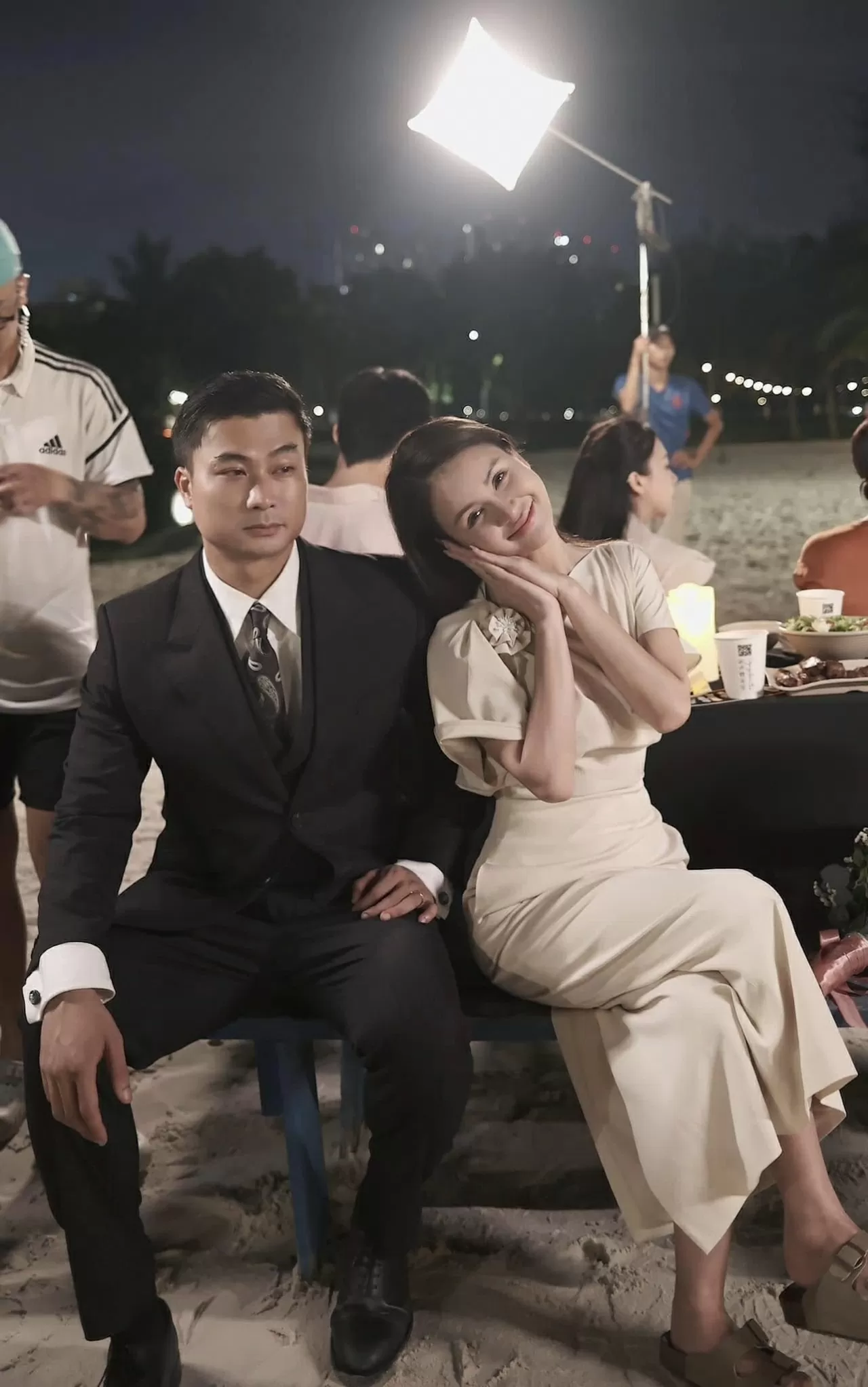Hồ Ngọc Hà, Lương Thu Trang và dàn sao Việt lên sóng mạng Diễn viên Lương Thu Trang bên bạn diễn Duy Hưng phim Dịu dàng màu nắng.