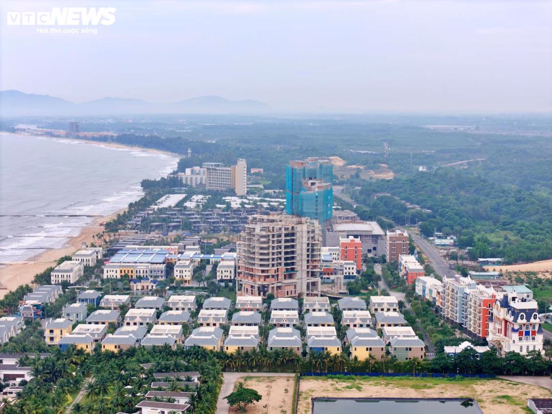 Sở hữu địa hình đặc biệt với rừng và biển liền kề, khí hậu ôn hòa, nắng đẹp hơn 300 ngày mỗi năm, Hồ Tràm được xem là một trong những vùng biển hội tụ đầy đủ điều kiện để phát triển du lịch nghỉ dưỡng, đặc biệt hướng đến thị trường quốc tế.