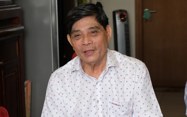 Họa sĩ vẽ tranh lịch sử ngàn năm bán đất để… tặng người dân xem Họa sĩ Quách Phong: 16 năm vẽ lịch sử bằng tranh - Ảnh 2.