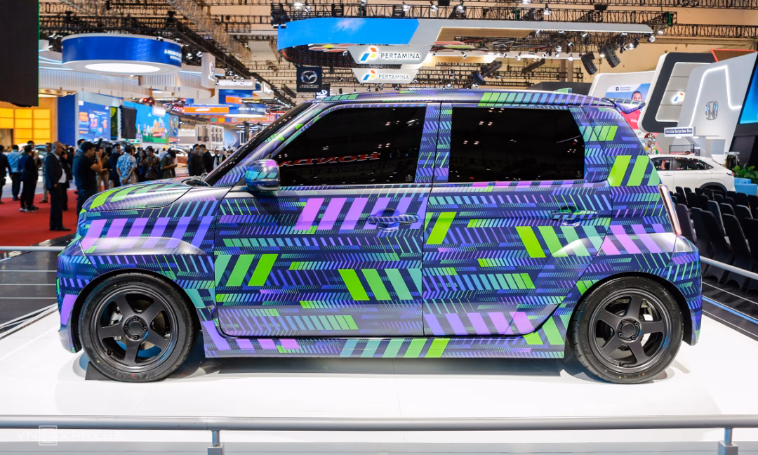 Diện mạo Super EV Concept mang hình dáng vuông vức hơn so với Honda e. Trong khi người tiền nhiệm mang đường nét mềm mại và quyến rũ hơn.