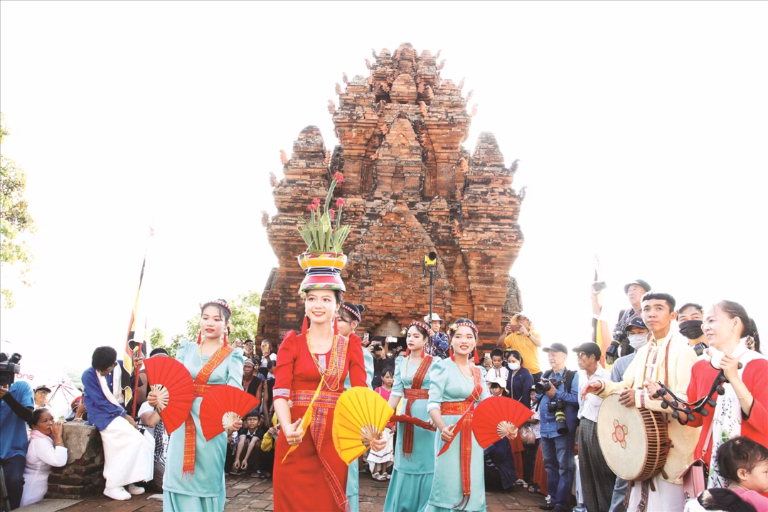 Khánh Hòa tận dụng di sản văn hóa Chăm để phát triển du lịch Các nghệ nhân dân gian múa chào mừng Lễ hội Katê tại tháp Pô Klong Garai