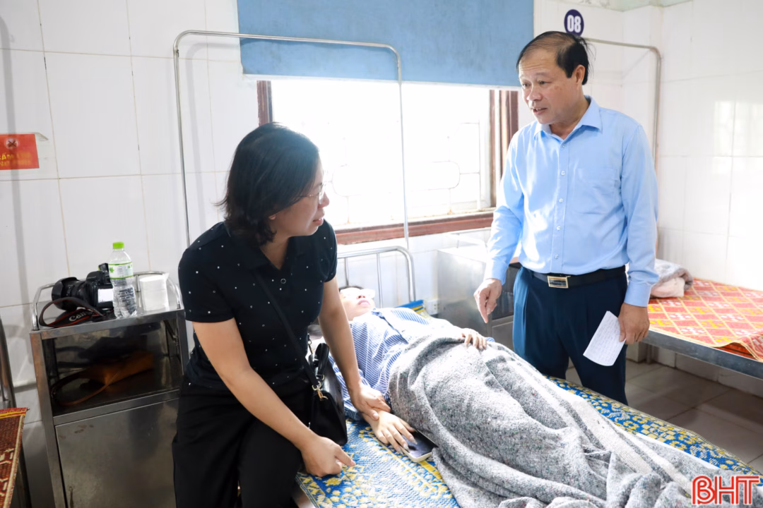 Lãnh đạo địa phương thăm hỏi các nạn nhân đang điều trị tại Bệnh viện Đa khoa thị xã Kỳ Anh.