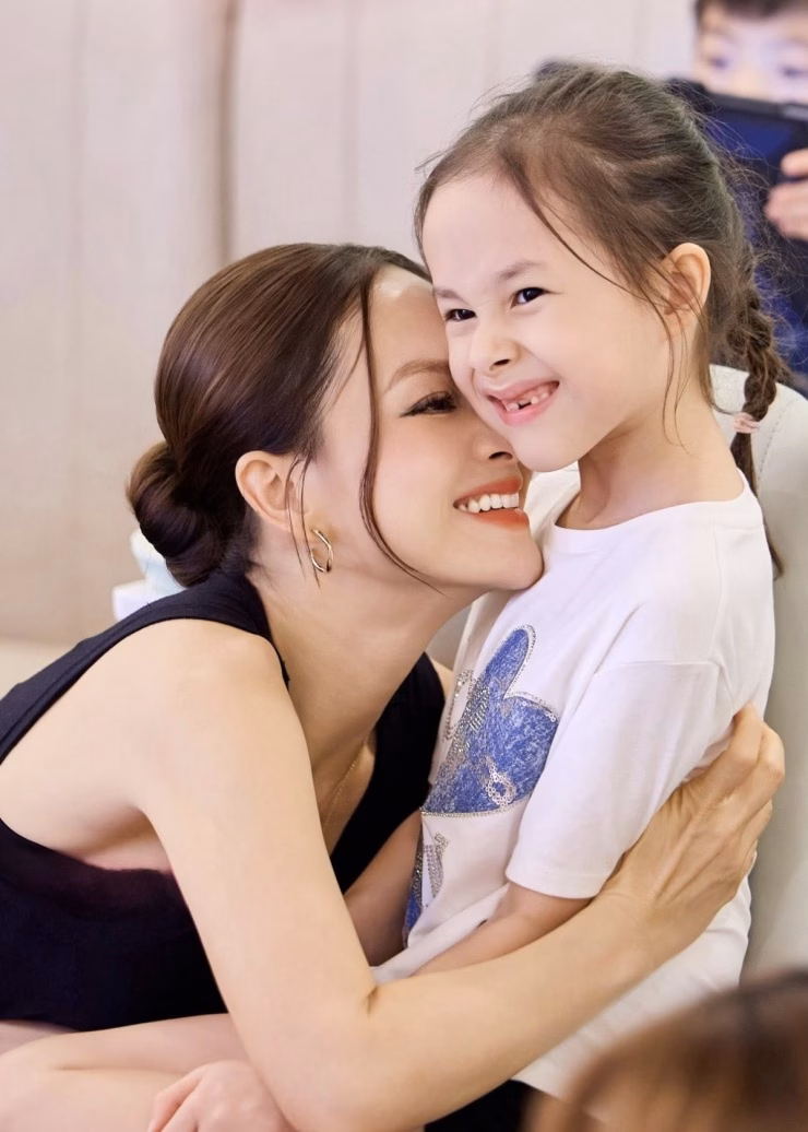 Dù bận rộn tiếp khách, cô thường xuyên để mắt, dành cử chỉ yêu thương cho con gái lớn.