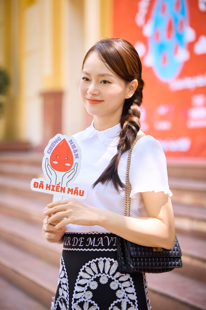Lan Phương còn tham gia hiến máu nhân đạo. Bên cạnh việc ủng hộ hoạt động ý nghĩa của các bạn sinh viên, tiếp sức cho các bệnh nhân có nhóm máu hiếm giống mình, cô còn tin rằng việc cho đi một phần máu cũ sẽ giúp cơ thể mình có cơ hội tạo ra máu mới, từ đó tạo ra năng lượng mới cho cuộc đời.