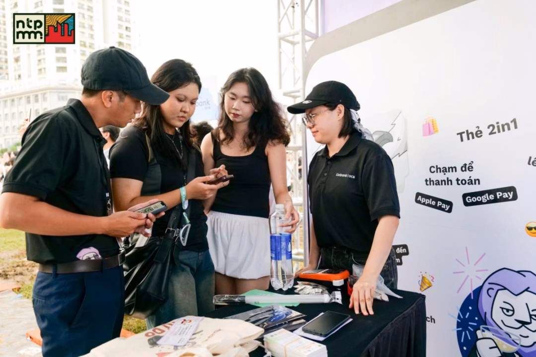 Liobank cùng “Những thành phố mơ màng – Summer Tour2” chinh phục các tín đồ âm nhạc Gian hàng Liobank thu hút nhiều bạn trẻ đến trải nghiệm.