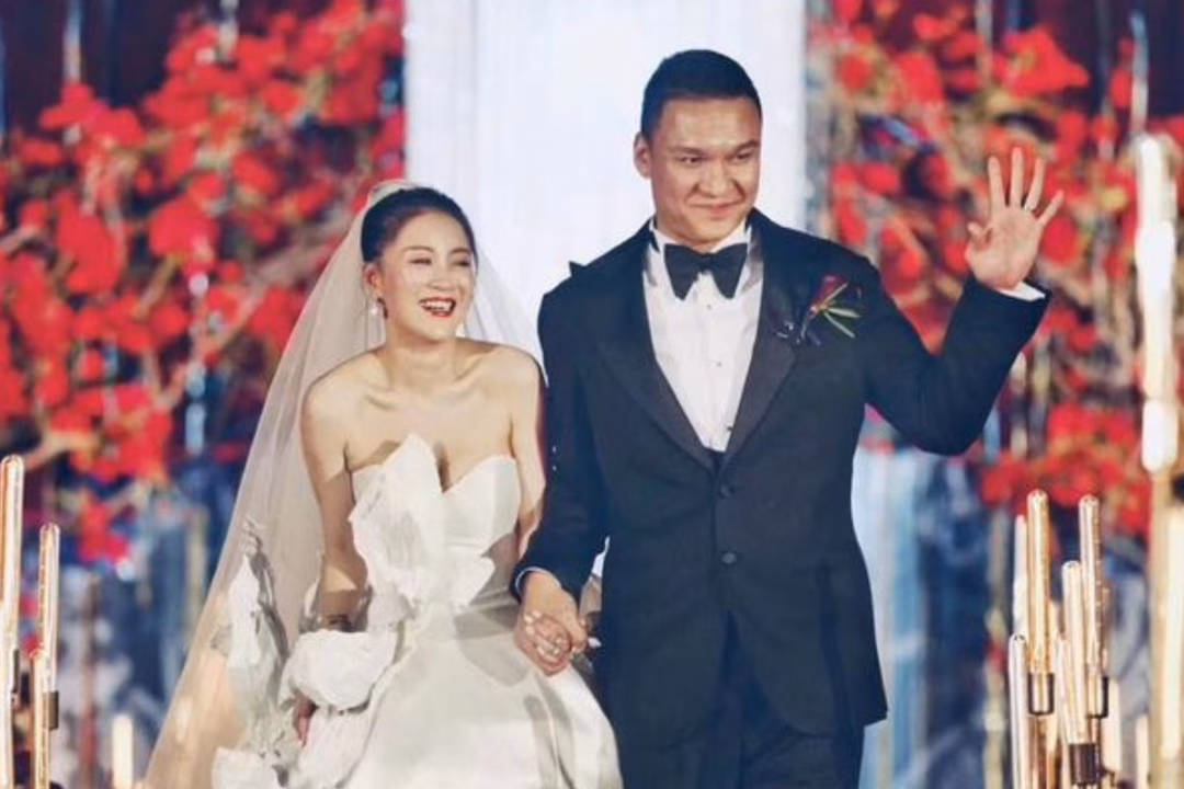 Nữ ca sĩ Lý Gia Cách và nhà sản xuất Xa Triệt kết hôn năm 2018. Ảnh: cắt từ video