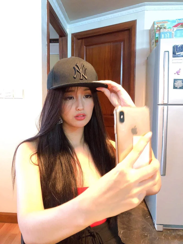 trang điểm xinh đẹp, đội mũ sành điệu khi chụp ảnh vào năm 2019. Ảnh: FBNV