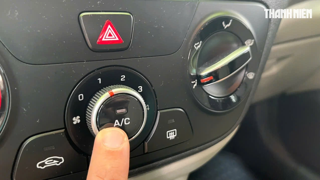 Mẹo Khắc Phục Kính Ô Tô Bị Mờ Trong Trời Mưa Sau khi chọn chế độ lấy gió ngoài, phải đảm bảo hệ thống điều hòa trong xe đang được bật kể cả khi không cần làm mát