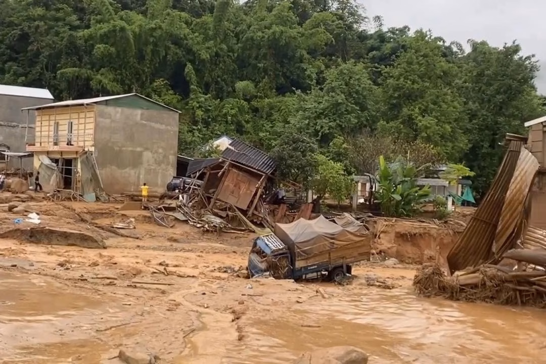 Lũ đổ về xã Chiềng Sơ trong đêm (Ảnh: Tin tức Sơn La).