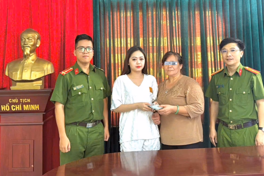 Người phụ nữ nhặt được 45 triệu đồng bị mất và trả lại chủ sở hữu Bà H. được trao trả lại tài sản đánh mất tại cơ quan chức năng (Ảnh: Công an cung cấp).