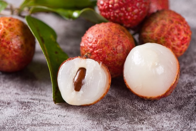 Vải thiều chứa hàm lượng đường lớn, dễ gây tăng cân nếu ăn không kiểm soát.