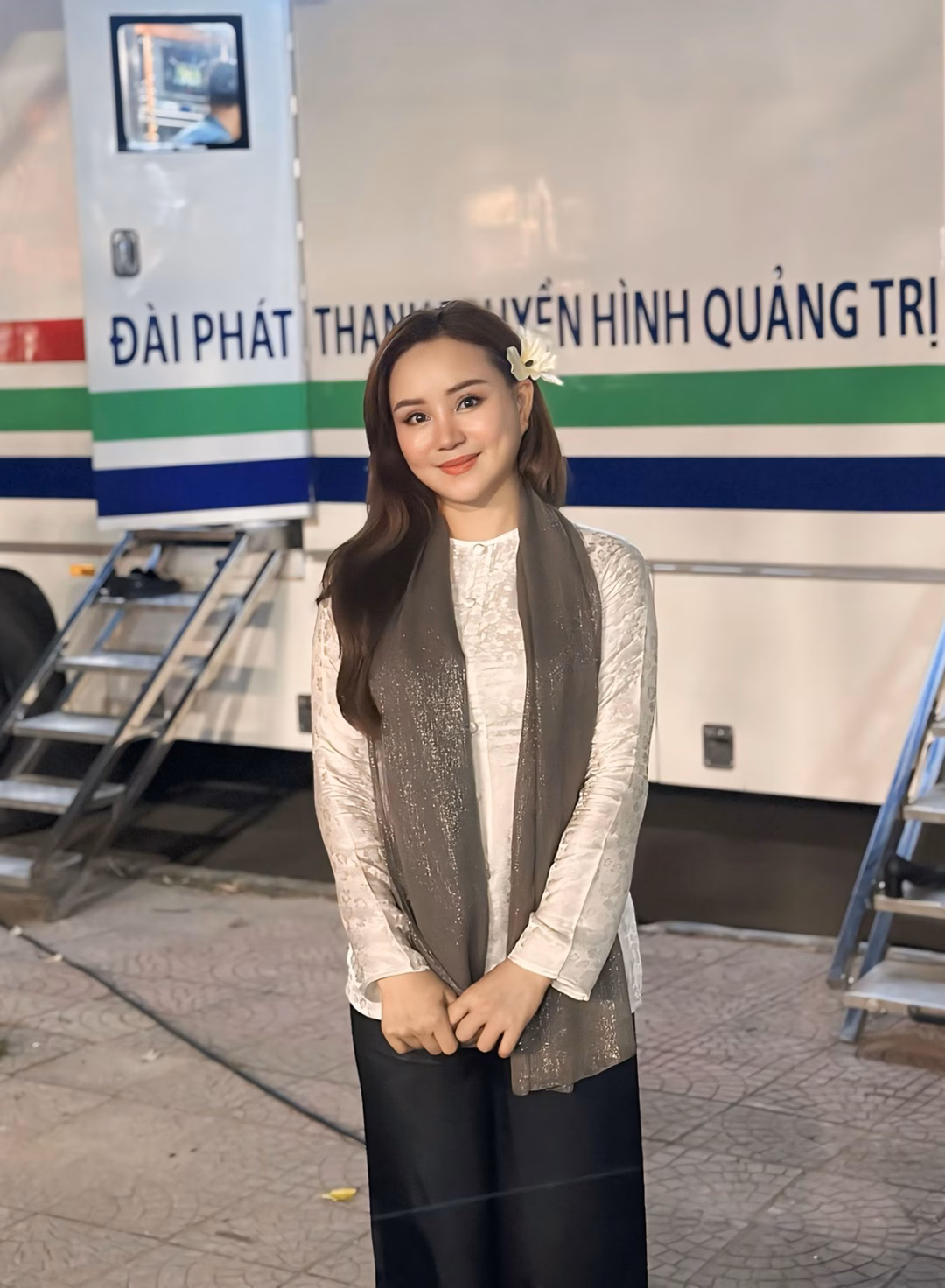 Vy Oanh ăn mặc mộc mạc, giản dị đi diễn ở Quảng Trị.