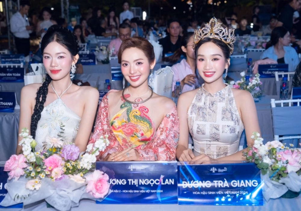 Hoa hậu Dương Trà Giang (phải) và 2 á hậu của cuộc thi năm ngoái.