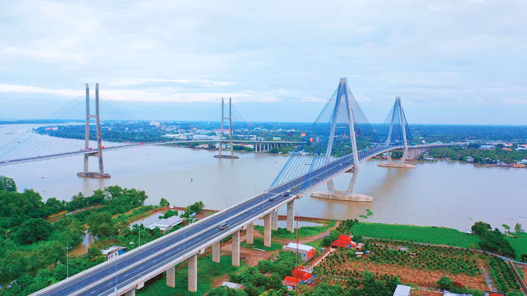 Thi công cao tốc Tuyên Quang – Hà Giang: Nhà thầu ứng dụng công nghệ 4.0 để đẩy nhanh tiến độ Nhà thầu thi công cầu Mỹ Thuận 2 sử dụng hệ thống cốp pha trượt tự động, kết hợp cùng thiết bị kiểm soát độ rung, độ lệch trụ cầu qua hệ thống cảm biến không dây để đẩy nhanh tiến độ thi công và tăng độ chính xác của các cấu kiện quan trọng. Ảnh: Lê Tiên