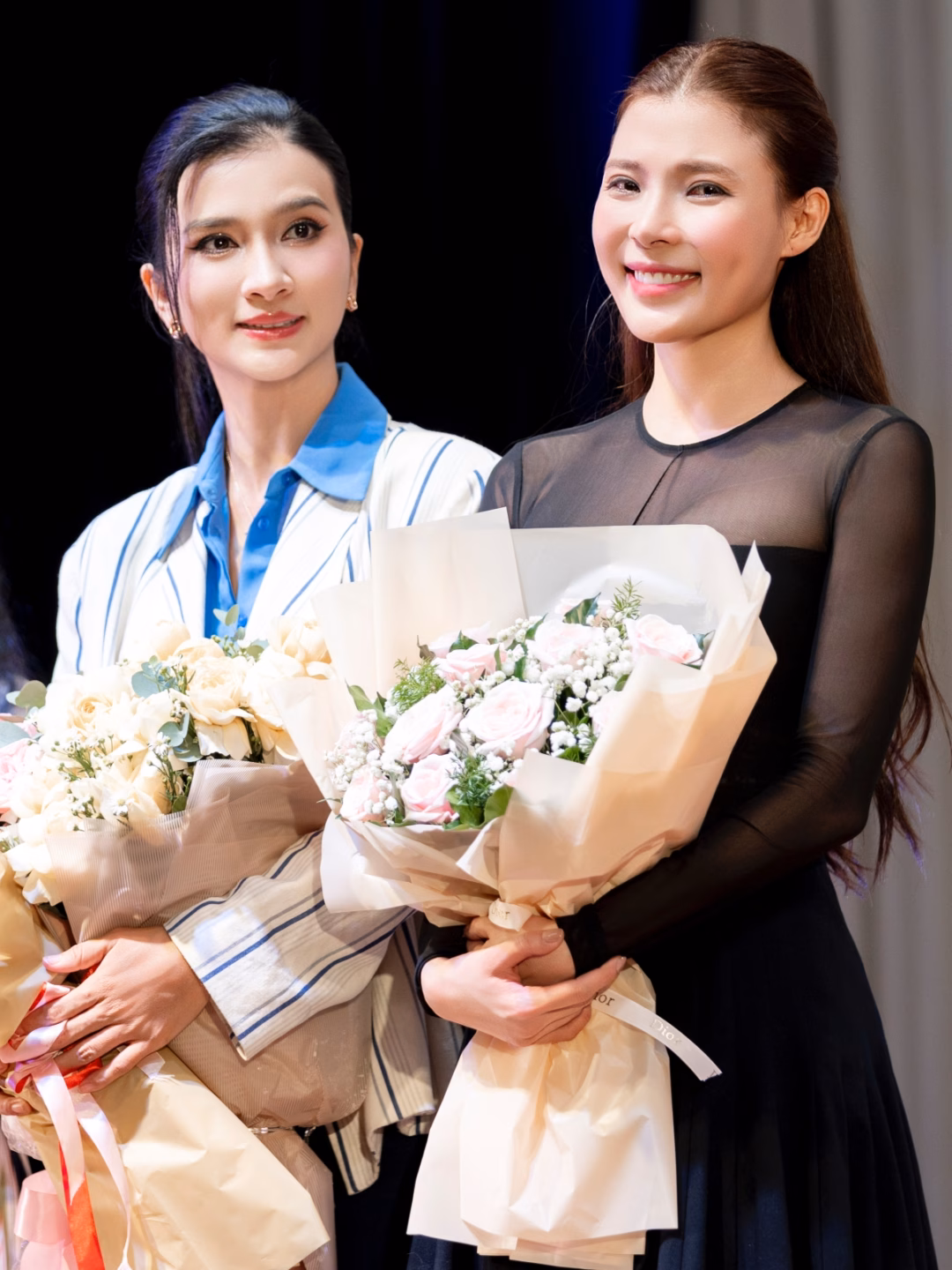Thúy Diễm (phải) và Kim Tuyến nhận hoa từ khán giả sau khi kết thúc vở diễn.