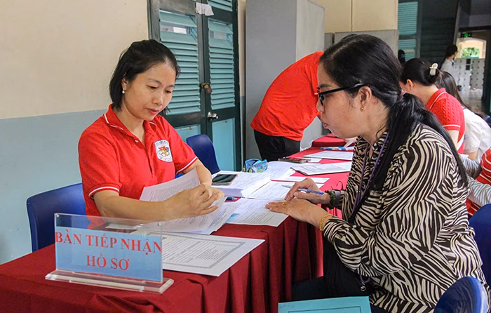 Đại diện một trường THPT tại TP.HCM tư vấn cho phụ huynh học sinh lớp 10 chọn môn học lựa chọn