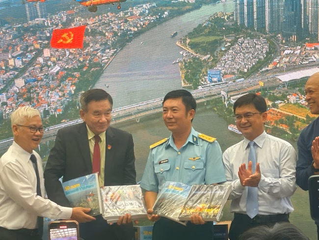 Tác giả Nguyễn Á trao tặng 2 tác phẩm cho Anh hùng Lực lượng vũ trang nhân dân Từ Đễ và thượng tá Trương Thanh Bình