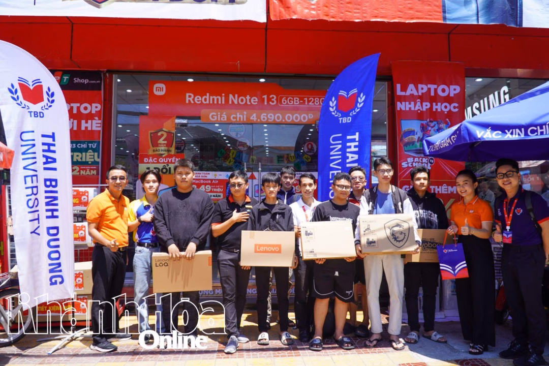 Đại diện nhà trường tặng laptop cho thí sinh đăng ký nguyện vọng 1 vào trường.
