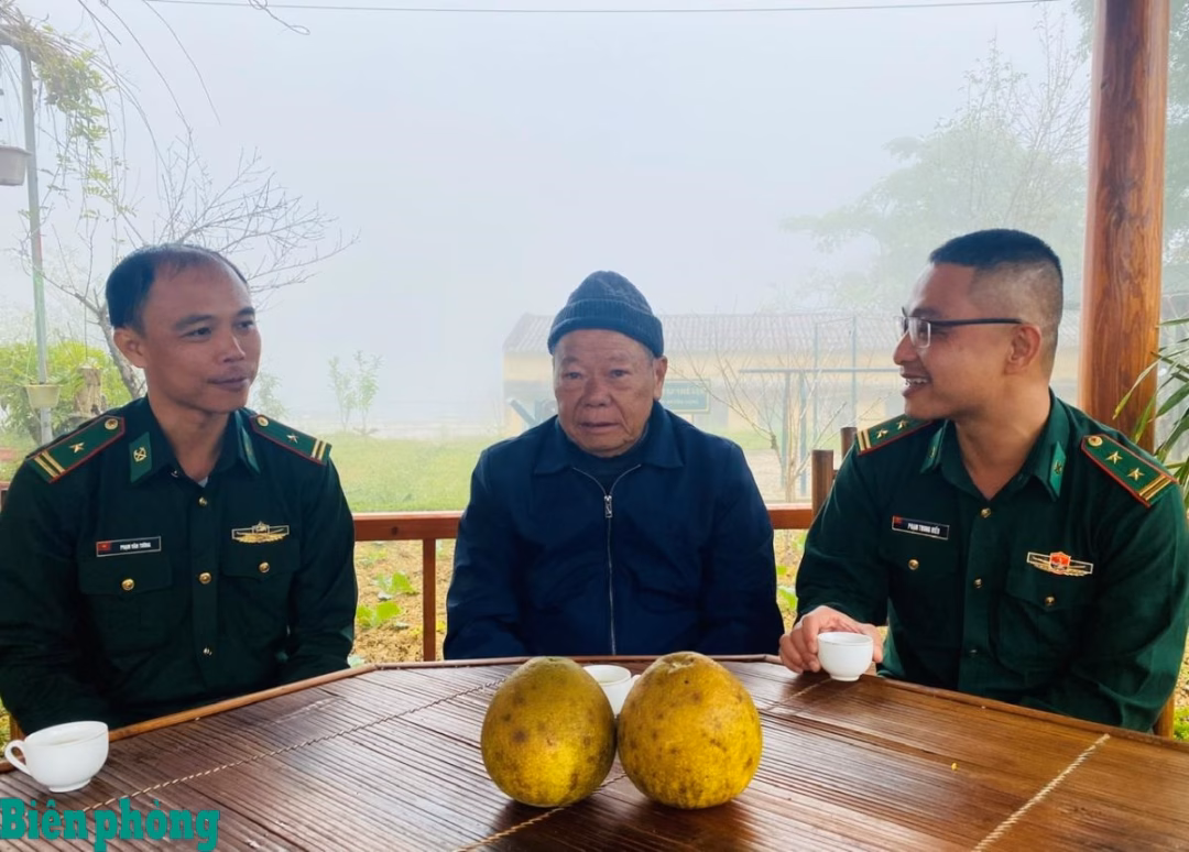 Ông Giàng Cồ Sén trò chuyện với cán bộ Đồn Biên phòng Pha Long. Ảnh: Đăng Bảy