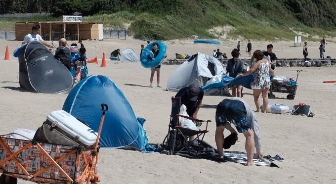 
 Người dân sơ tán lên điểm cao ở bán đảo Kamchatka của Nga hôm nay. Ảnh:  RIA Novosti 
 