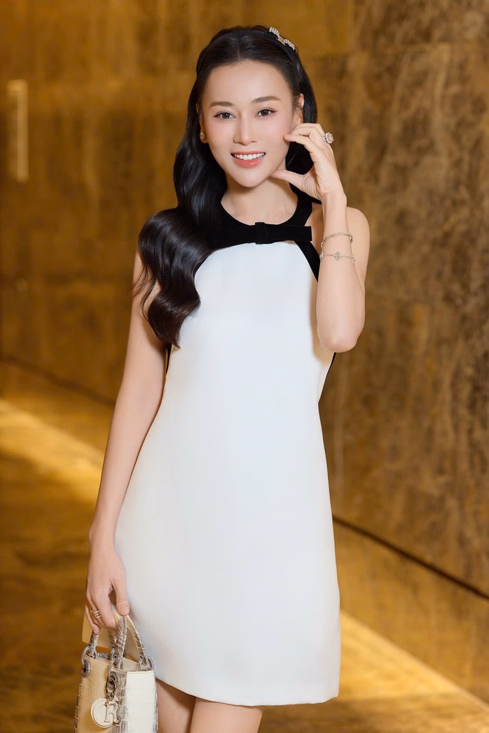 Gió ngang khoảng trời xanh – Hành trình tìm kiếm hạnh phúc của những người phụ nữ tuổi 30 Phương Oanh cho hay chồng cô ủng hộ đóng phim nhưng quan tâm đến cảnh nóng