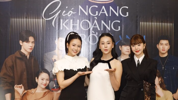 Gió ngang khoảng trời xanh – Hành trình tìm kiếm hạnh phúc của những người phụ nữ tuổi 30 Cảnh hôn lãng mạn của Việt Hoa và Denis Đặng