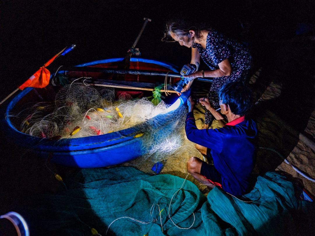 Gò Cỏ – Làng chài ven biển Sa Huỳnh: Nơi du lịch homestay giữa thiên nhiên Mỗi ngày chú Binh ra biển đánh cá từ 1-2 chuyến, nhiều hôm đi từ 18h đến 22h đêm. Không được nhiều cá, chú lại đi tiếp lúc 3h sáng. Nhịp sống trong nhà ở một làng chài xoay quanh lịch đi biển của chú.