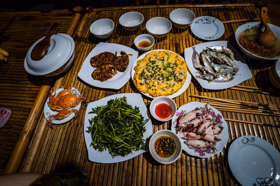 Gò Cỏ – Làng chài ven biển Sa Huỳnh: Nơi du lịch homestay giữa thiên nhiên Cô Đi chú Bình rất thân thiện, giản dị, sống cùng cô chú cảm giác như được về nhà người thân ở quê. Họ không chỉ là chủ nhà đón tiếp mà còn thật sự sống cùng, từ nấu những bữa cơm giản dị cho tới các sinh hoạt công việc thường ngày. Hai con nhỏ của anh Nhật luôn được cô Đi hỏi han, gợi ý thêm các món ăn cho vừa miệng. Không khí trong nhà lúc nào cũng ấm áp thân tình.