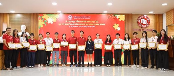 ADM Awards 2025 - Học bổng doanh nghiệp Đại diện ADM trao học bổng cho sinh viên