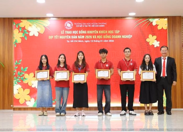 Agribank hỗ trợ sinh viên Đại diện Agribank trao học bổng