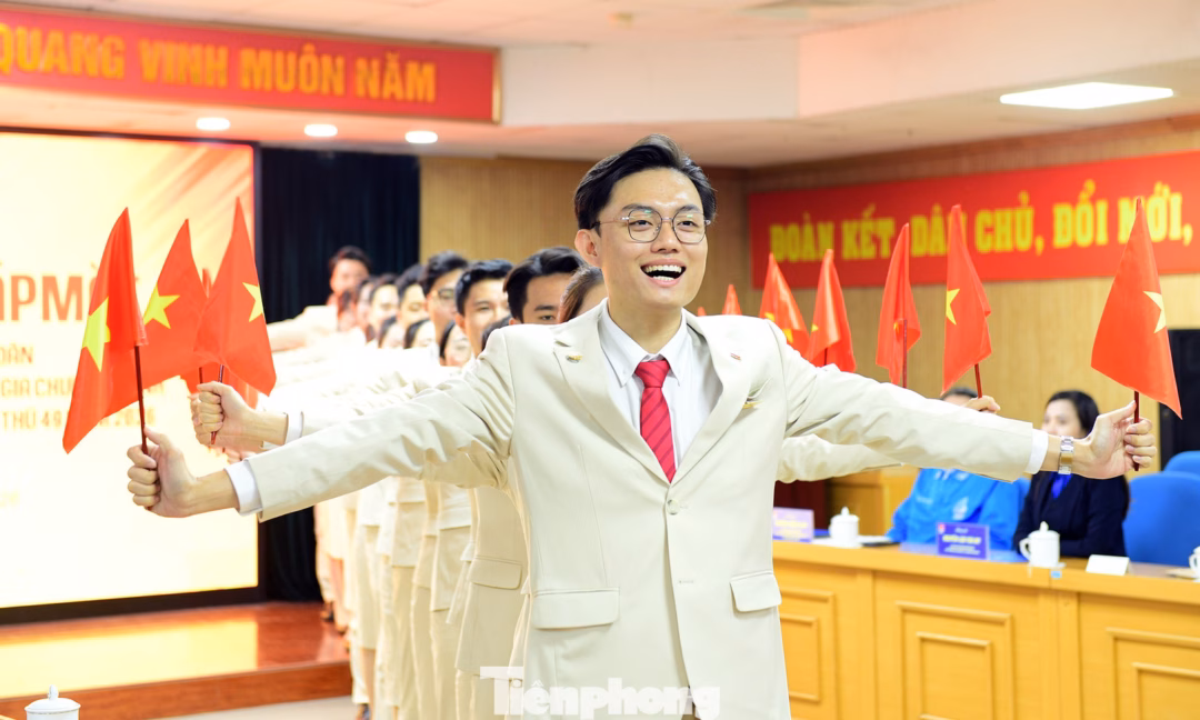 Các đại biểu thể hiện màn nghi thức chào hỏi của đoàn đại biểu Việt Nam. Ảnh: Xuân Tùng Đại biểu Việt Nam thực hiện nghi thức chào hỏi trên tàu