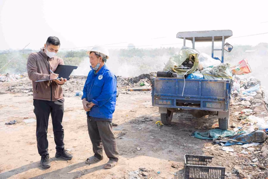 Cảnh sát bắt người đổ trộm rác tại Hoàn Long, Hưng Yên Cảnh sát bắt người đổ trộm rác tại Hoàn Long, Hưng Yên