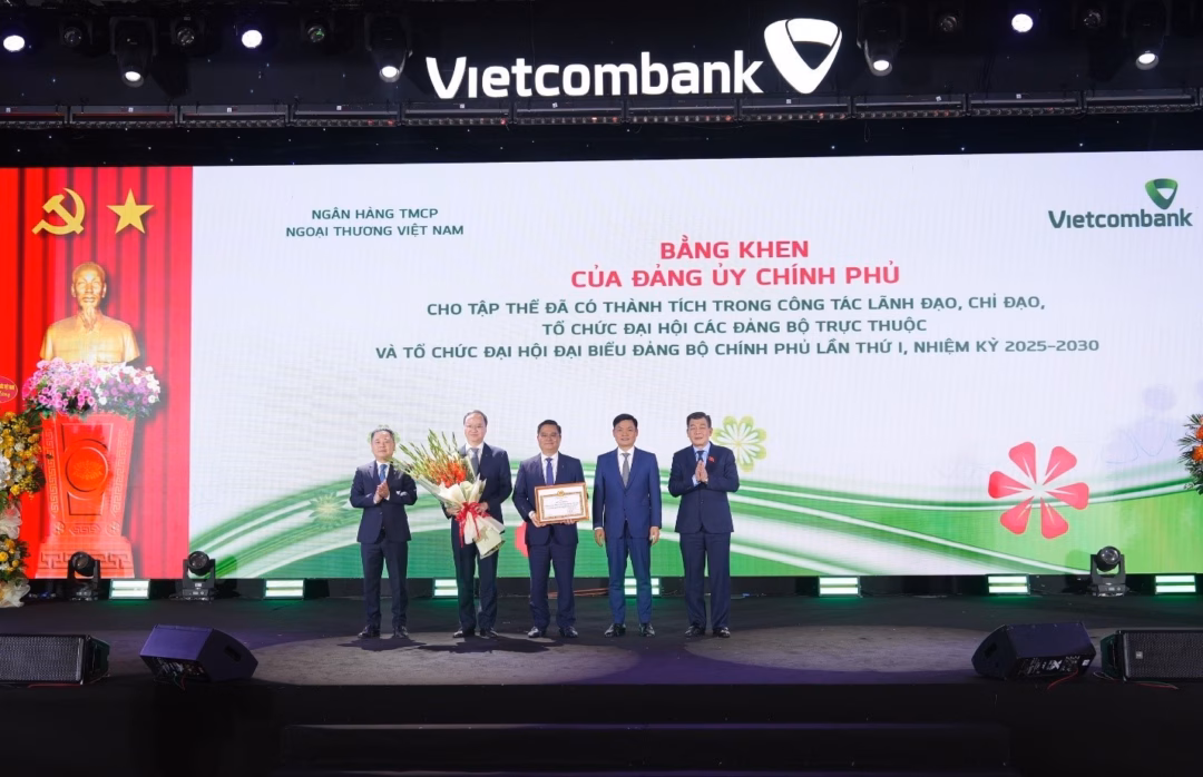 Chủ tịch Vietcombank v&agrave; l&atilde;nh đạo nhận bằng khen từ Đảng ủy Ch&iacute;nh phủ