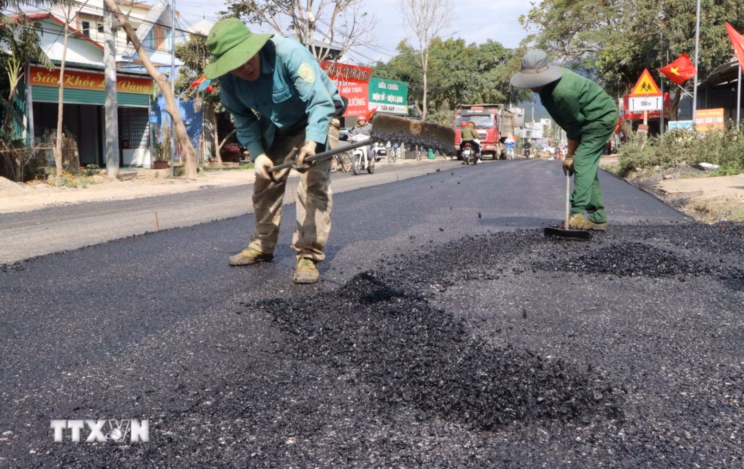 C&ocirc;ng nh&acirc;n tiếp tục lắp đặt thảm b&ecirc;t&ocirc;ng nhựa tr&ecirc;n Quốc lộ 32