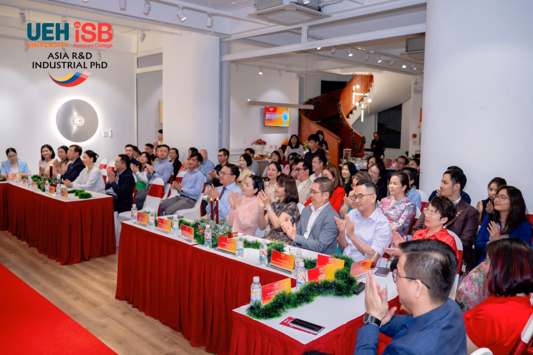 C&aacute;c đại biểu tại buổi lễ ra mắt Industrial PhD UEH.ISB