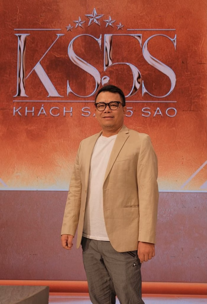 Hồng Ki&ecirc;n biểu diễn saxophone tại Kh&aacute;ch sạn 5 sao