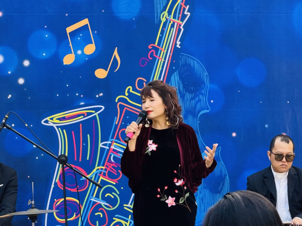 Hồng Nhung tr&igrave;nh b&agrave;y &ldquo;Nắng thủy tinh&rdquo; trong phong c&aacute;ch Jazz