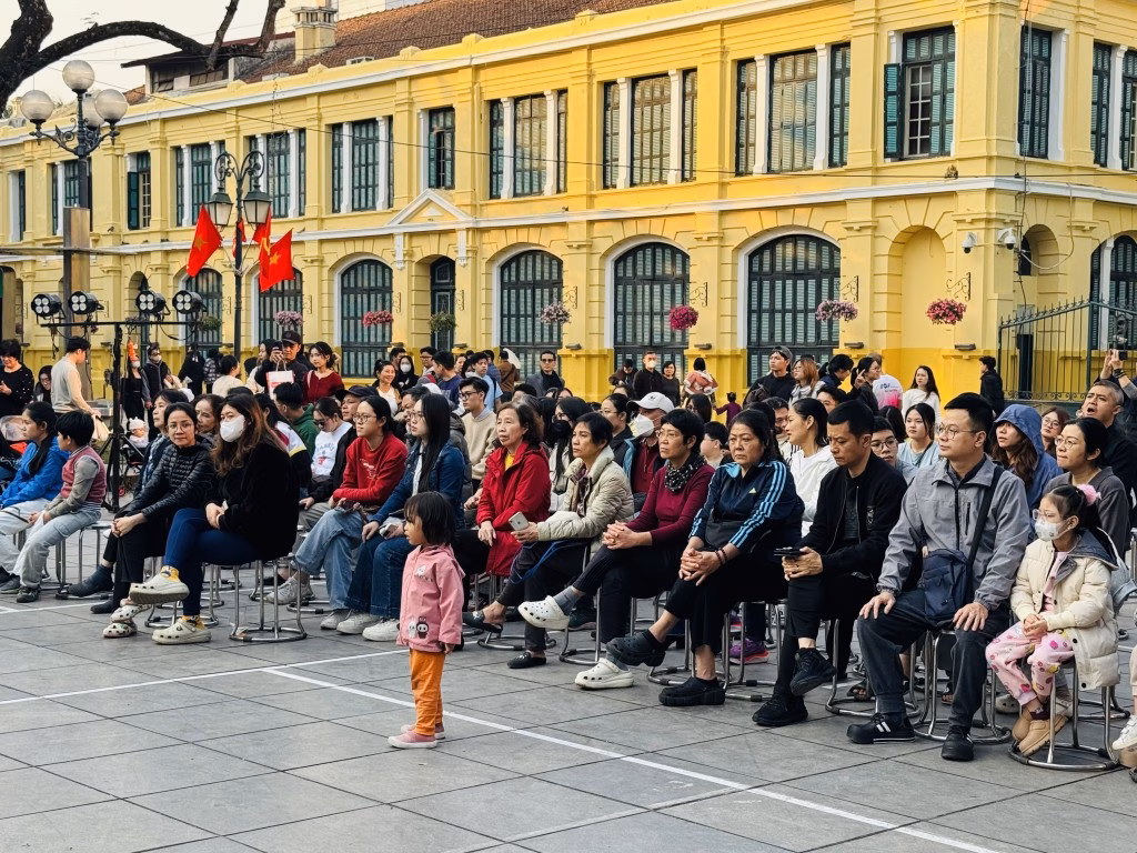 Kh&ocirc;ng gian s&acirc;n khấu mở đầy cảm x&uacute;c