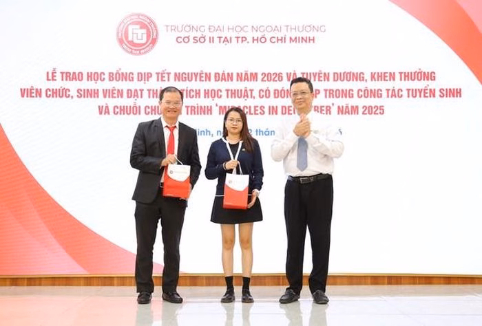 Lễ trao học bổng Tết 2026 - Đại diện nhà trường PGS, TS Nguyễn Xuân Minh trao quà tri ân doanh nghiệp tài trợ