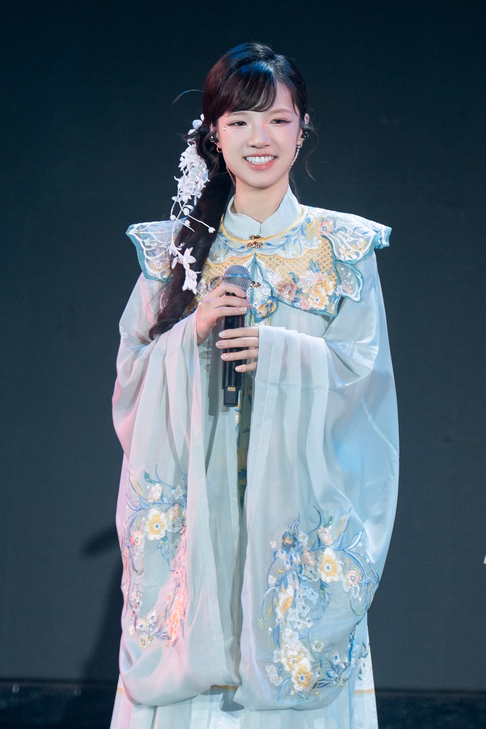 Phương Mỹ Chi biểu diễn mash‑up tại Sing! Asia