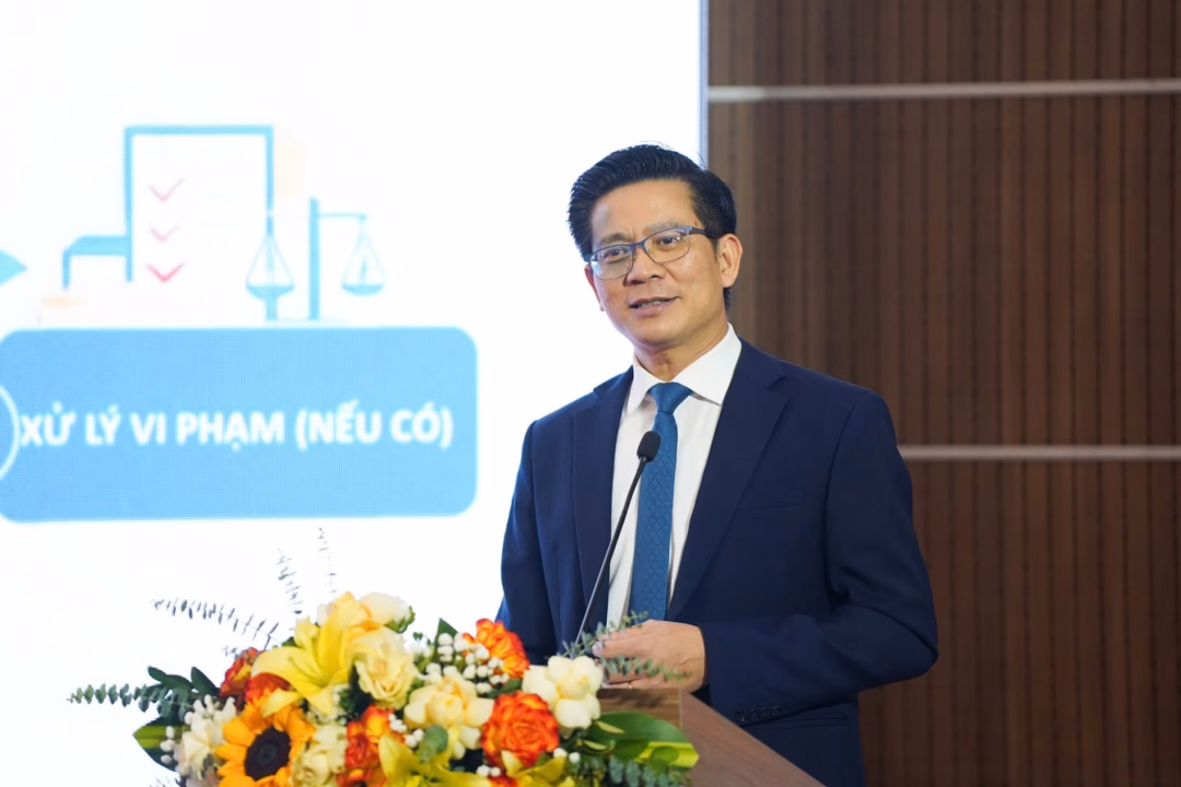 Ông Lê Văn Tuấn tại hội nghị 10/1 Ông Lê Văn Tuấn, Cục trưởng Cục Tần số Vô tuyến điện