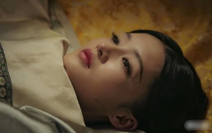 Phi tần kh&ocirc;ng được qua đ&ecirc;m với ho&agrave;ng thượng