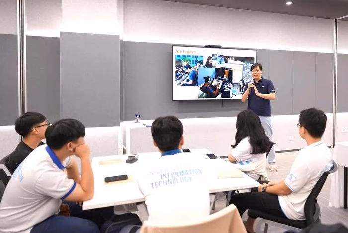 Sinh viên Đại học Quốc gia TP.HCM trong lớp học hợp tác doanh nghiệp Sinh viên Đại học Quốc gia Thành phố Hồ Chí Minh trong lớp học có sự tham gia của doanh nghiệp