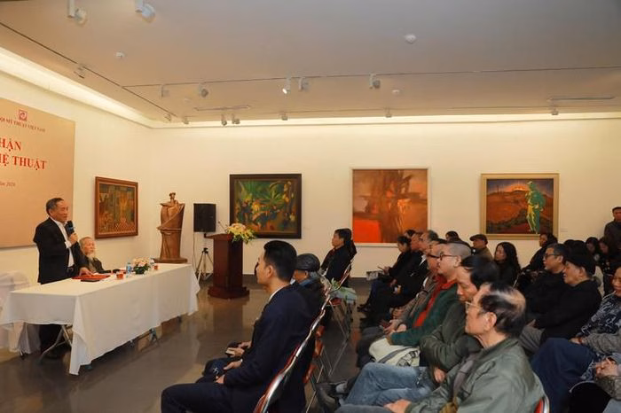 Buổi lễ tiếp nhận t&aacute;c phẩm thu h&uacute;t nghệ sĩ v&agrave; b&aacute;o ch&iacute;