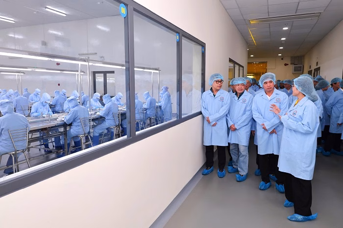 Đại biểu tham quan cơ sở chế biến yến s&agrave;o