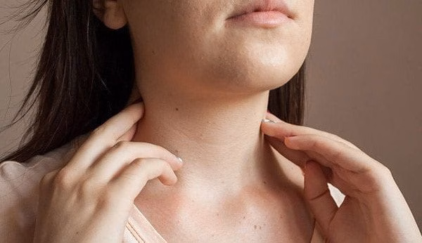 Tư thế làm việc đúng giúp giảm nếp nhăn cổ Cách điều chỉnh tư thế làm việc để giảm căng thẳng lên da cổ