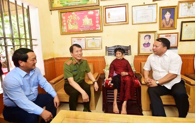 Bộ trưởng Công an Lương Tam Quang tặng quà Mẹ Việt Nam Anh hùng tại Tuyên Quang
